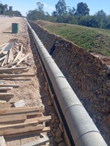 Implantação de 800 metros de tubulação na BR-116, em Pelotas/RS, executada para drenagem pluvial e controle do escoamento superficial.